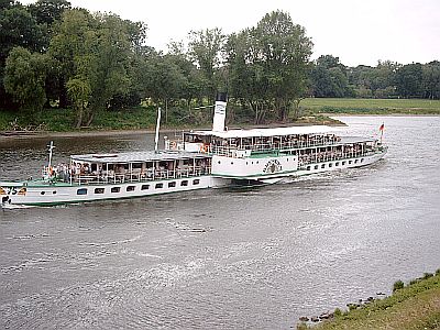 Schaufelraddampfer auf der Elbe